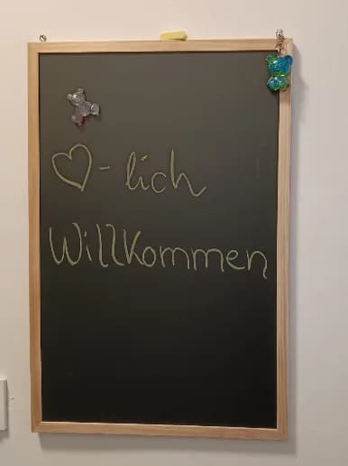 Das Willkommens-Türschild bei dem Verein Eigensinn.