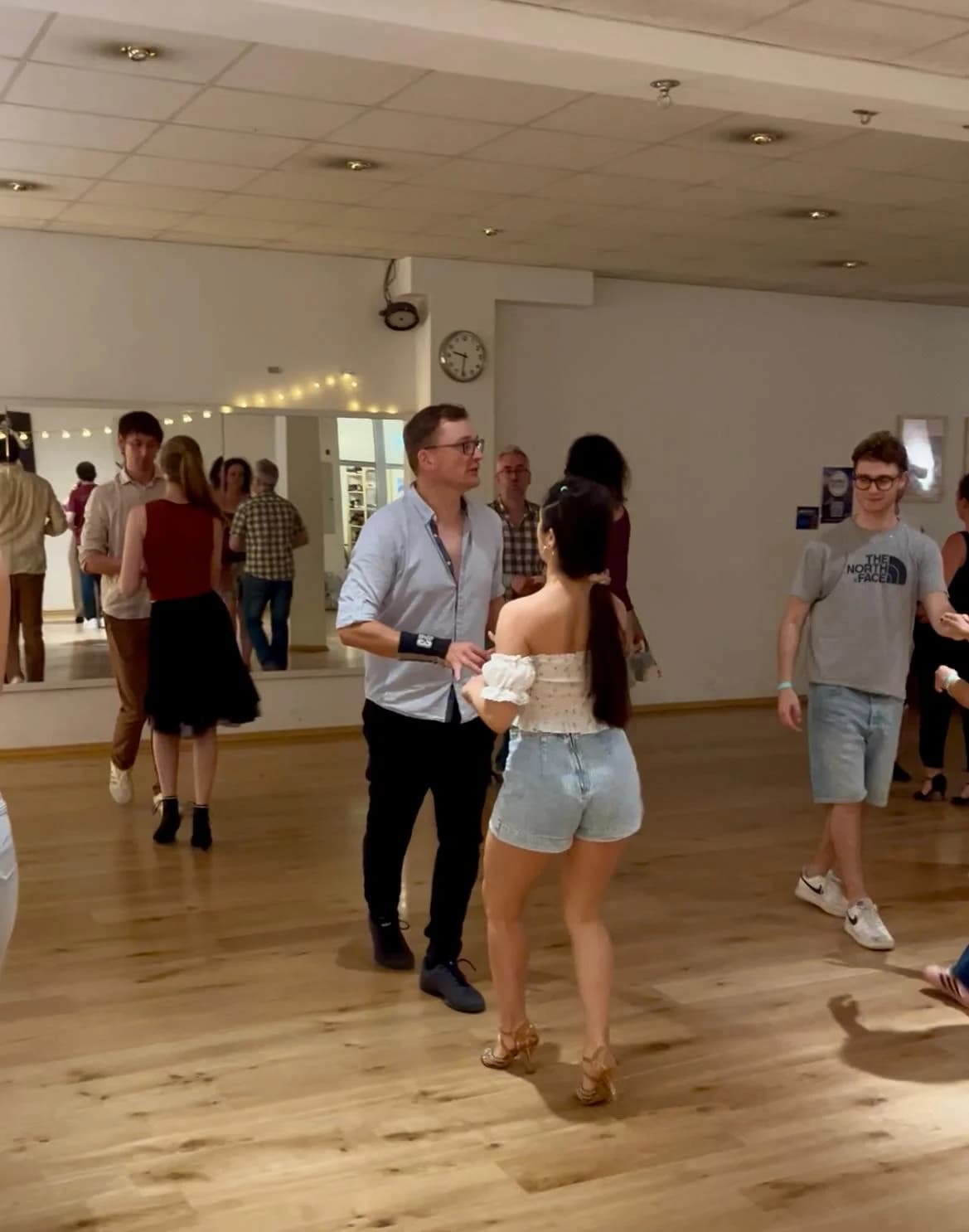 Viele Tanzpaare lernen in der Tanzschule Salsatanzen.