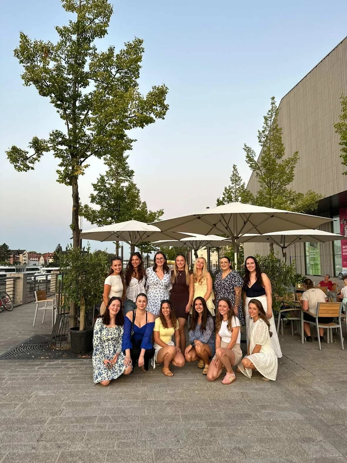 Eine Gruppe junger Frauen steht zum Fotoshooting vor dem Museum.