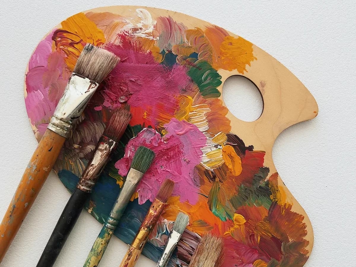 Man sieht Pinsel und Acrylfarbe beim Kreativtreff.
