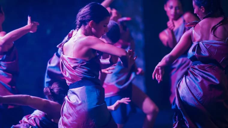 Junge Frauen tanzen eine Perfomance im Contemporary Stil.