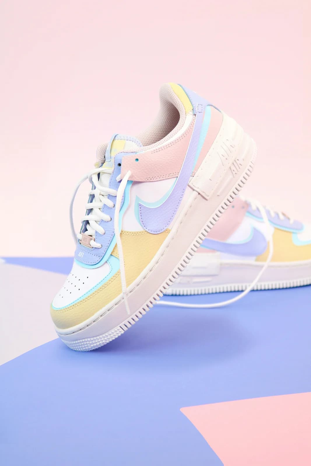Pastellfarbene Turnschuhe.