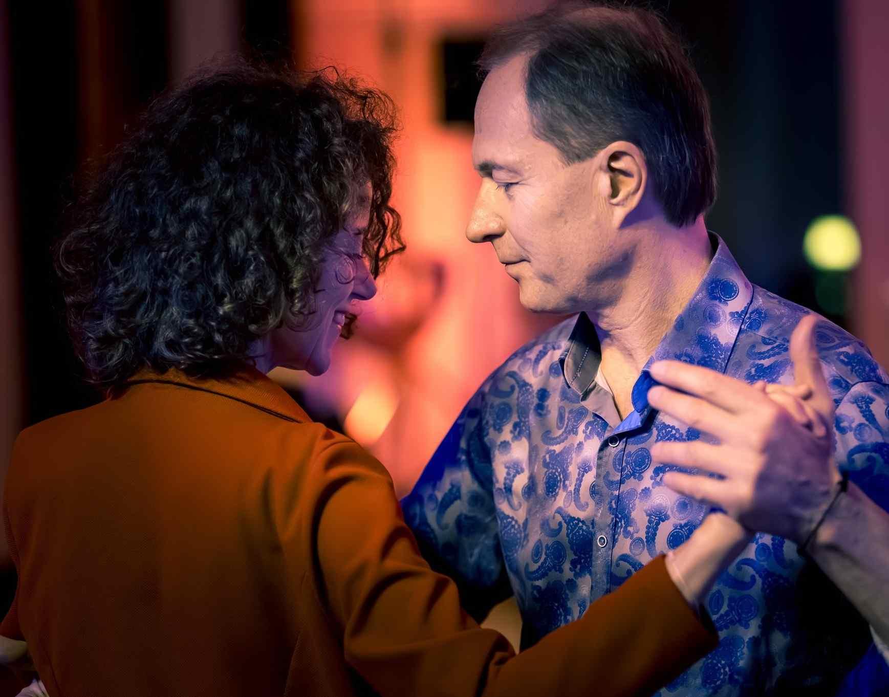 Ein Paar tanzt miteinander Tango.