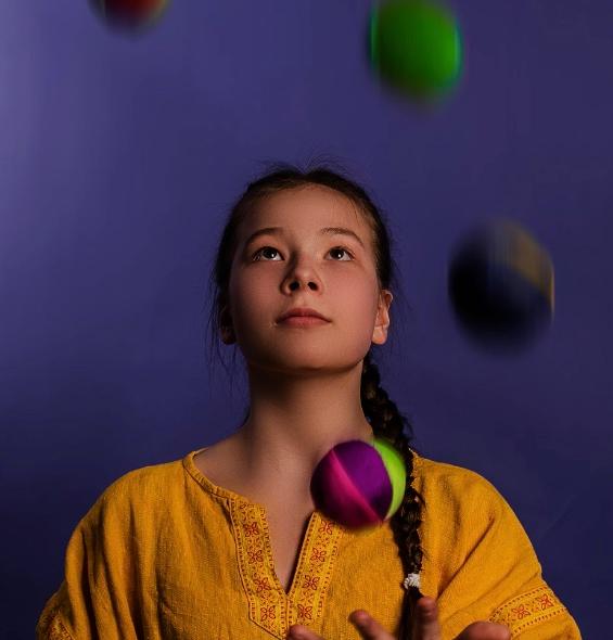 Ein Mädchen beim Jonglieren stellvertretend für den Jongliertreff von Mischkultur in Regensburg.