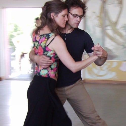 Thomas und Susanne Schmucker von der Tangoschule Regensburg beim Tangotanz in einem hellen Raum.