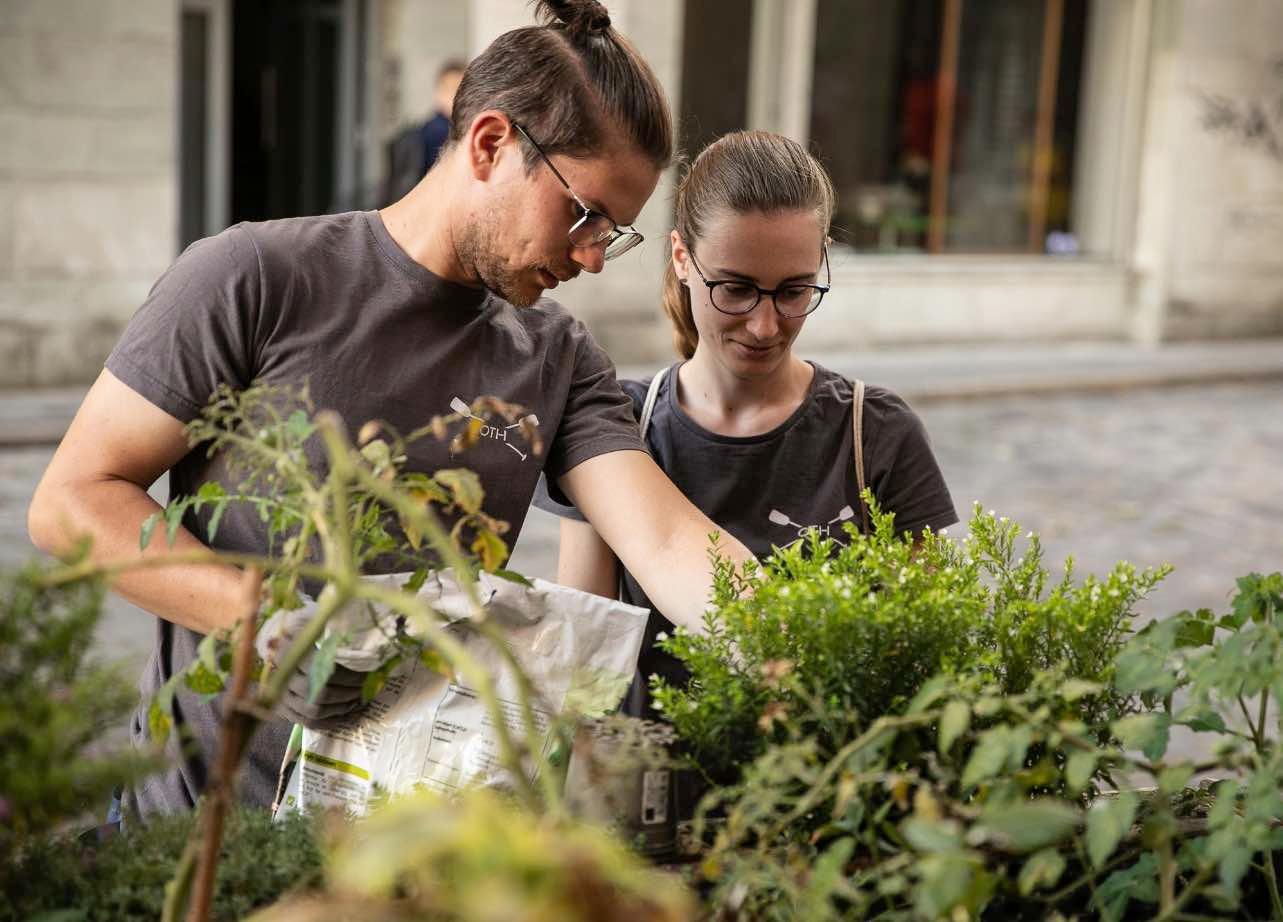 Lukas und seine Freundin vom Transition-Vorstand bei der Gartenarbeit in der Stadt.