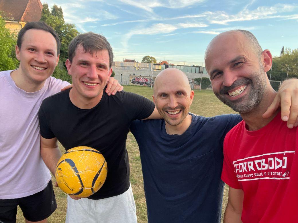 Eine Gruppe von Fussball-Spielern mit einem gelben Ball am Goethe-Gymnasium. Darunter Fabian, Hugo und Chris aus dem rudel-Team