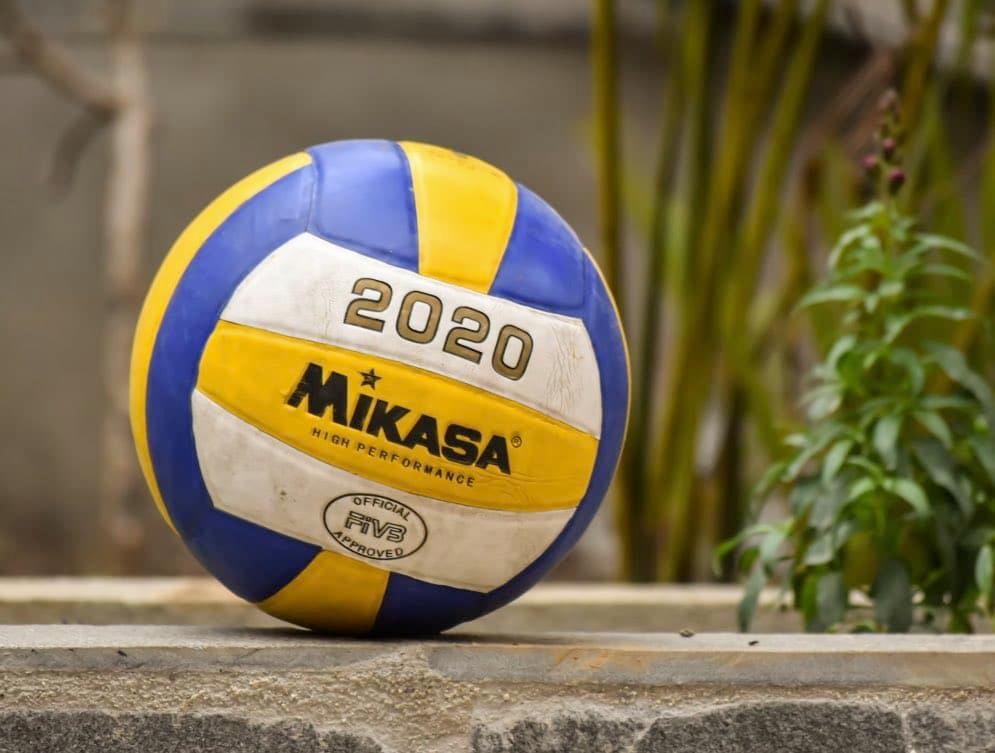 Ein blau, gelb und weißer Volleyball mit dem auch bei Campus Asyl Volleyball gespielt wird