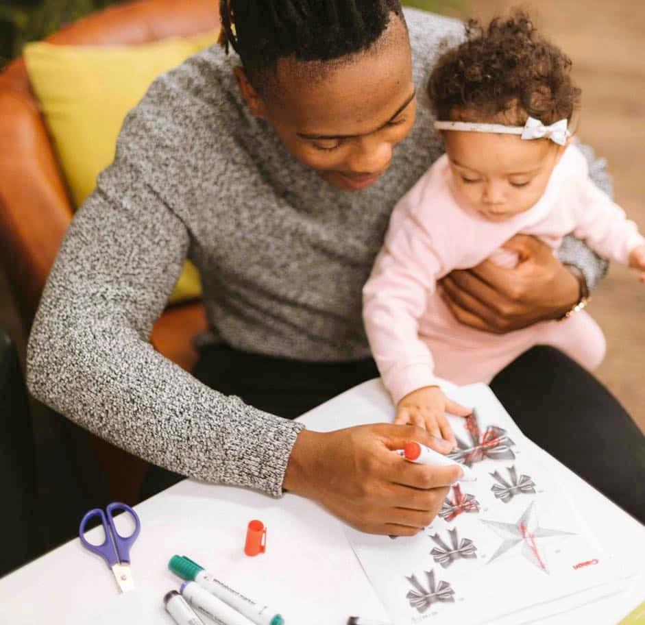 Ein junger Vater mit seiner Tochter beim Zeichnen stellvertretend für den Vaterkind-Treff im REKiZ