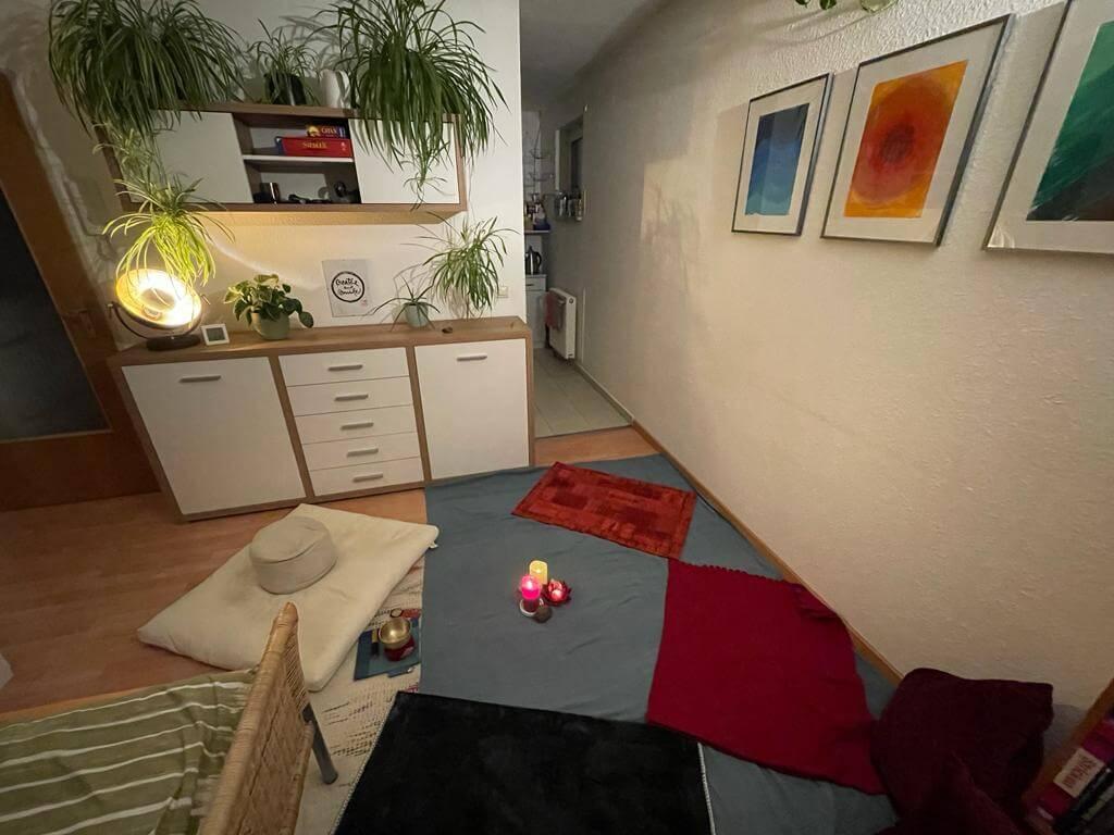 Meditationsraum zu Hause von Wake Up nach Thích Nhất Hạnh in Regensburg.