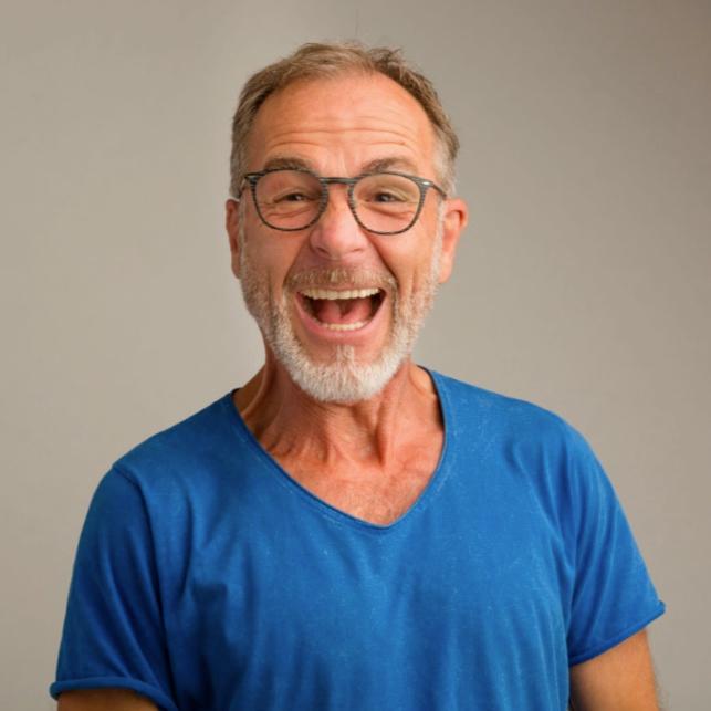 Lustiges Portrait von Peter Schmid, Trainer für Gewaltfreie Kommunikation