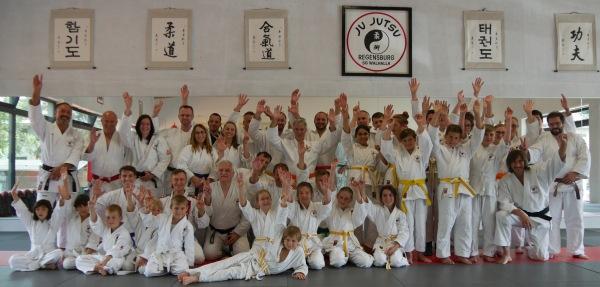 Eine Jujutsu Mannschaft trainiert auf dem Hallenboden.