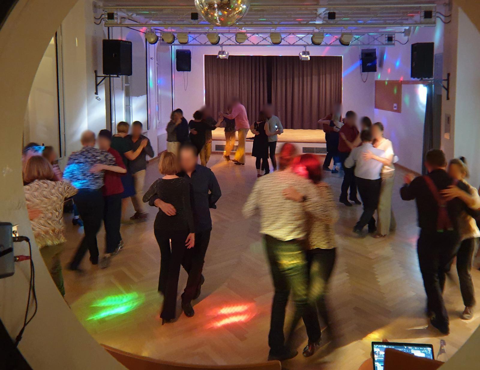 Paare tanzen in einer Halle Tango.
