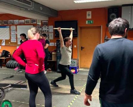 Freizeitsportler treffen sich zum Kraftsporttraining und heben Gewichte.