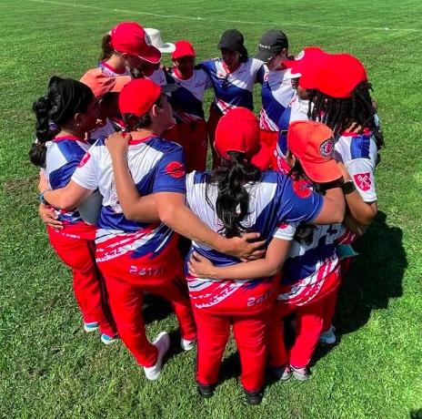Die Spielerinnen des Frauen-Cricketteams Regensburg Rebels machen einen Kreis auf dem Spielfeld.