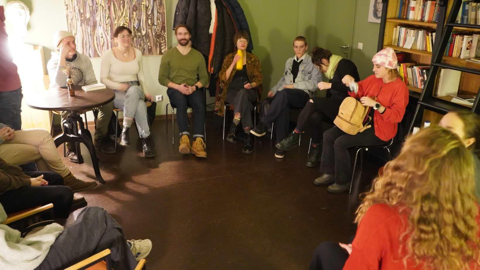 Eine Gruppe junger Leute im W1 beim Diskutieren in einem Sitzkreis.