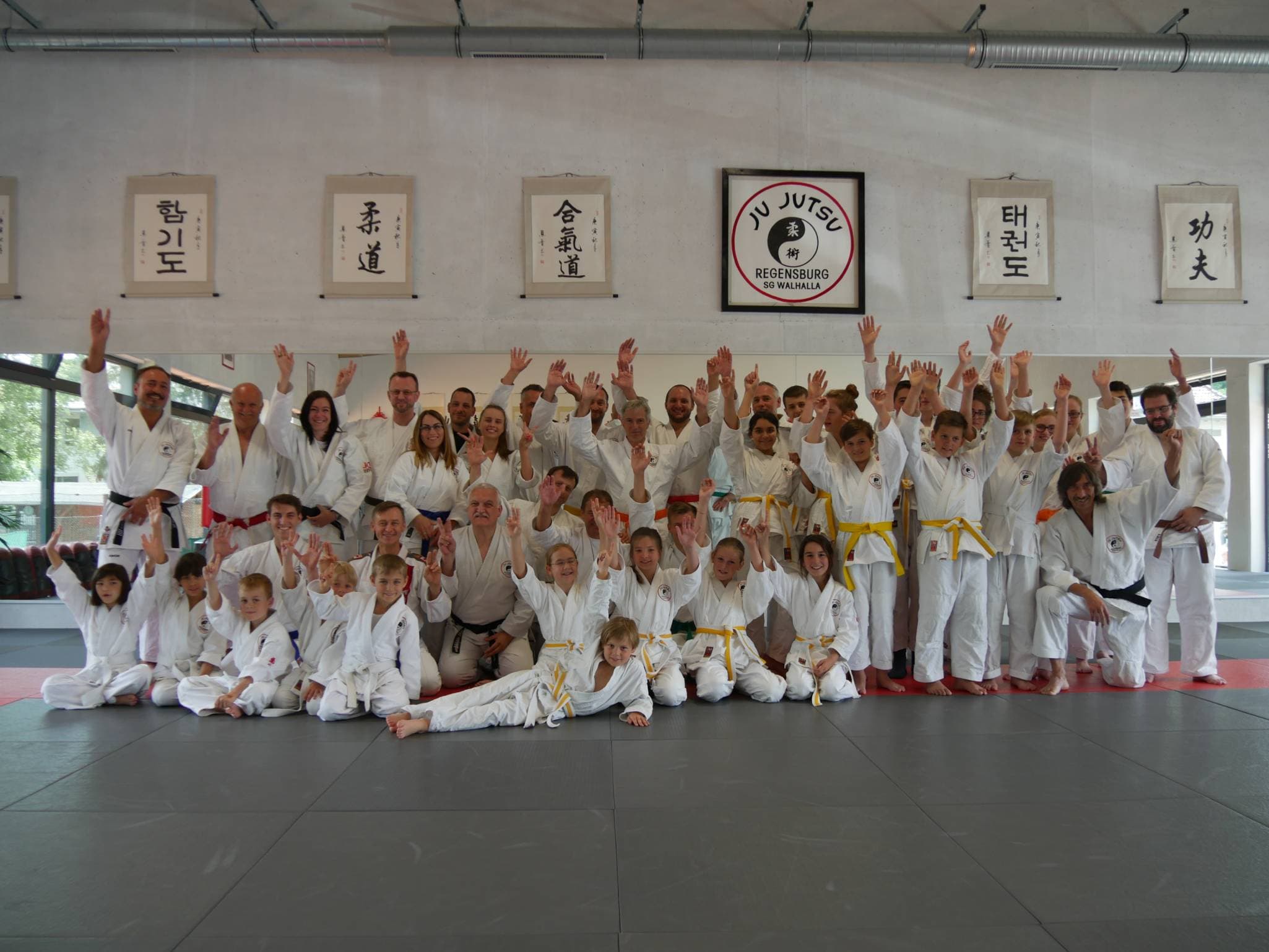 Eine Jujutsu Mannschaft trainiert auf dem Hallenboden.