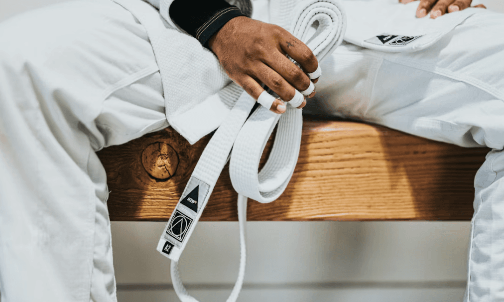 Ein Judoanzug in Nahaufname von einem Anfänger, repräsentativ