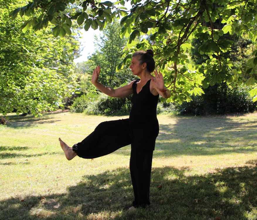 Eine Frau praktiziert Qi-Gong im Freien, stellvertretend für das Qi-Gong im Mehrgenerationenhaus in Regensburg.