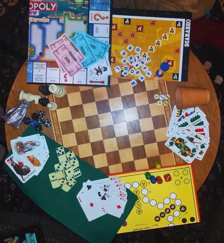 Ein Tisch mit verschiedenen Brett- und Karten- und Würfelspielen ist vorbereitet.