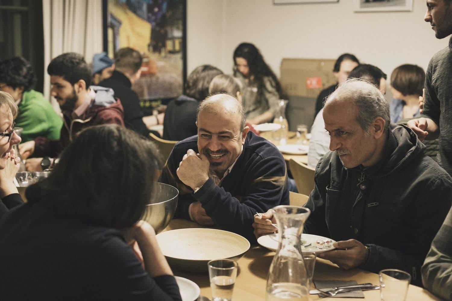 Teilnehmende beim Kochen von Campus Asyl bei der evangelischen Studierendengemeinde beim gemeinsamen Essen.