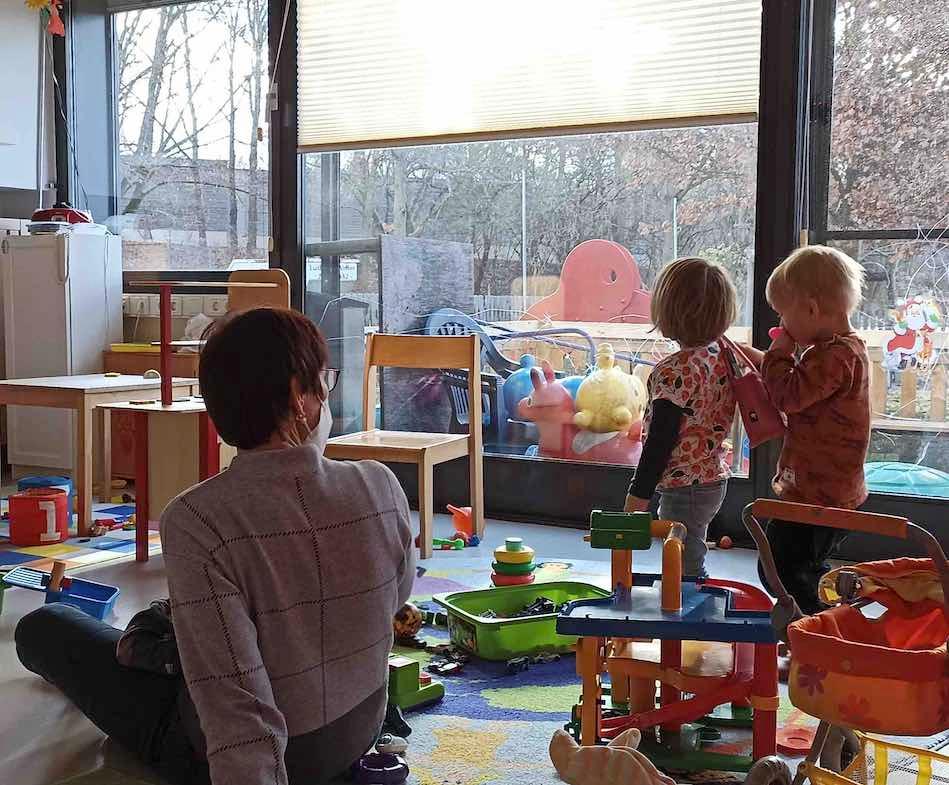 Eine Mutter mit zwei Kindern im Rekiz Familienzentrum beim offenen Treff.