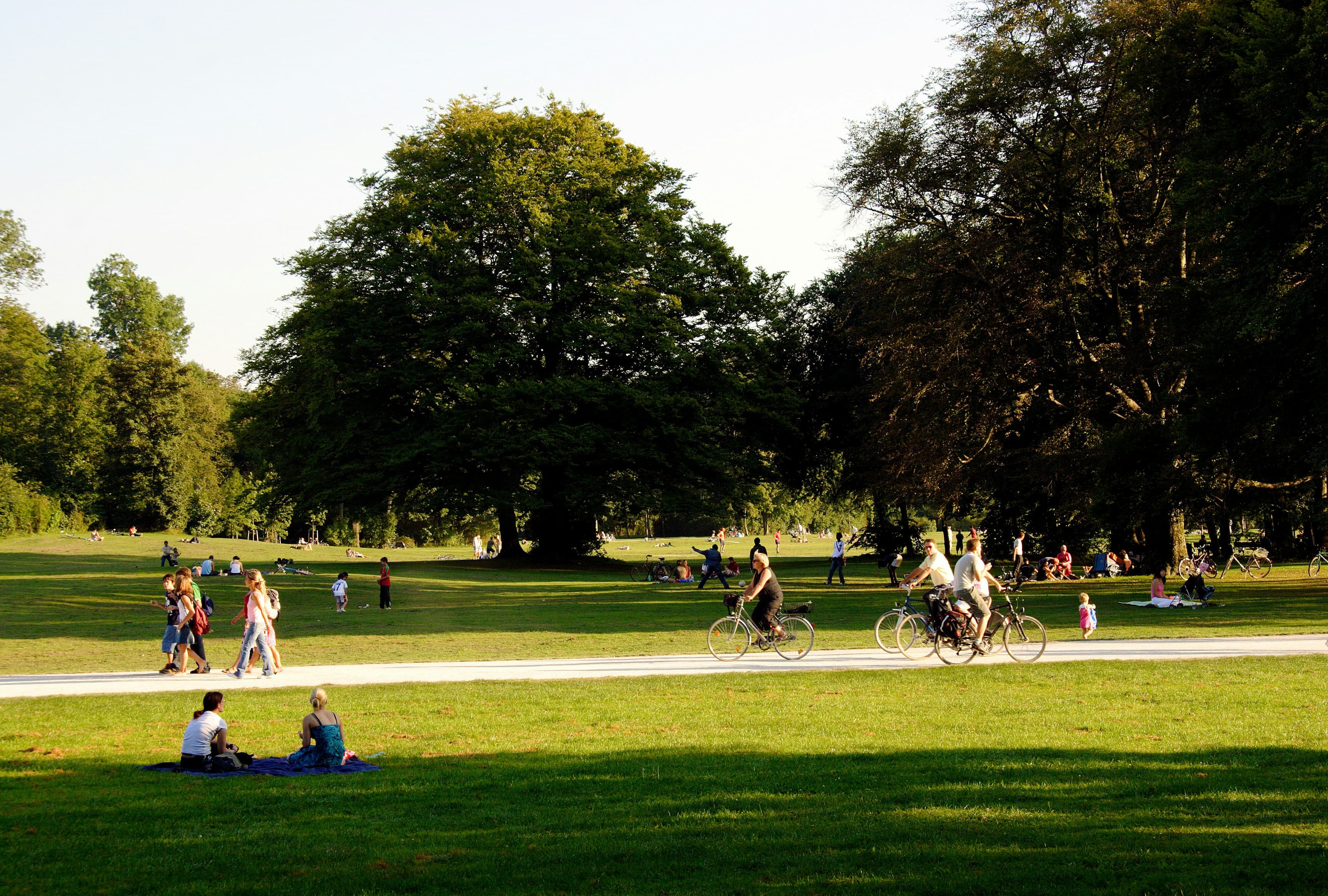 Menschen sind im Park unterwegs.