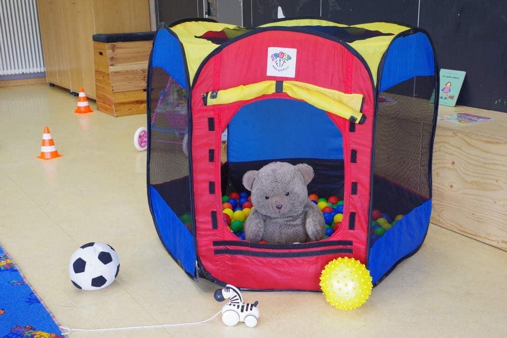 Eine Bällebad mit einem Stofffussball, sowie einen Teddy-Bären in der offenen Kinderspielewelt im Familienzentrum Herztöne in Burgweinting, Regensburg