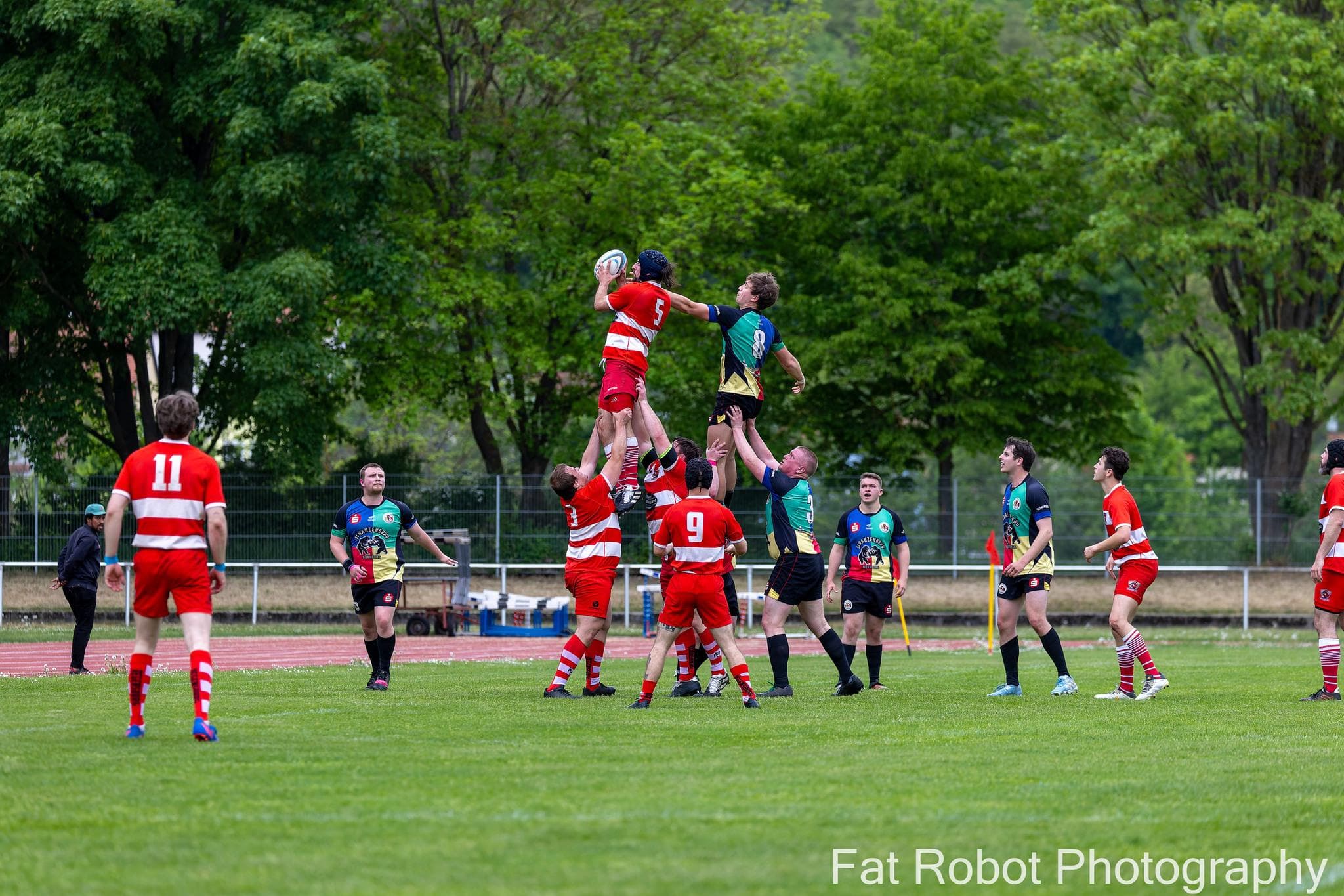Eine Rugby Mannschaft spielt ein Turnier der Herren.