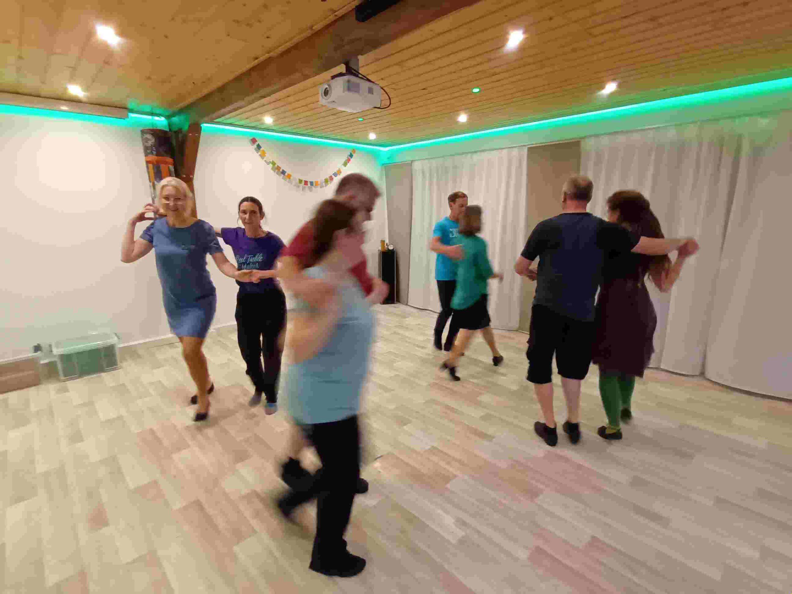 Menschen tanzen miteinander