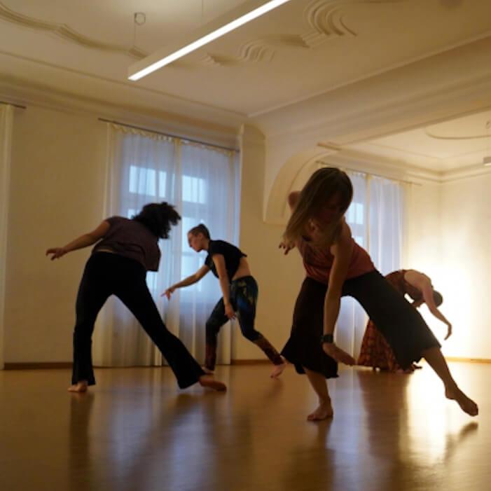 Tänzer beim Ausdruckstanz im Tanzsaal im W1