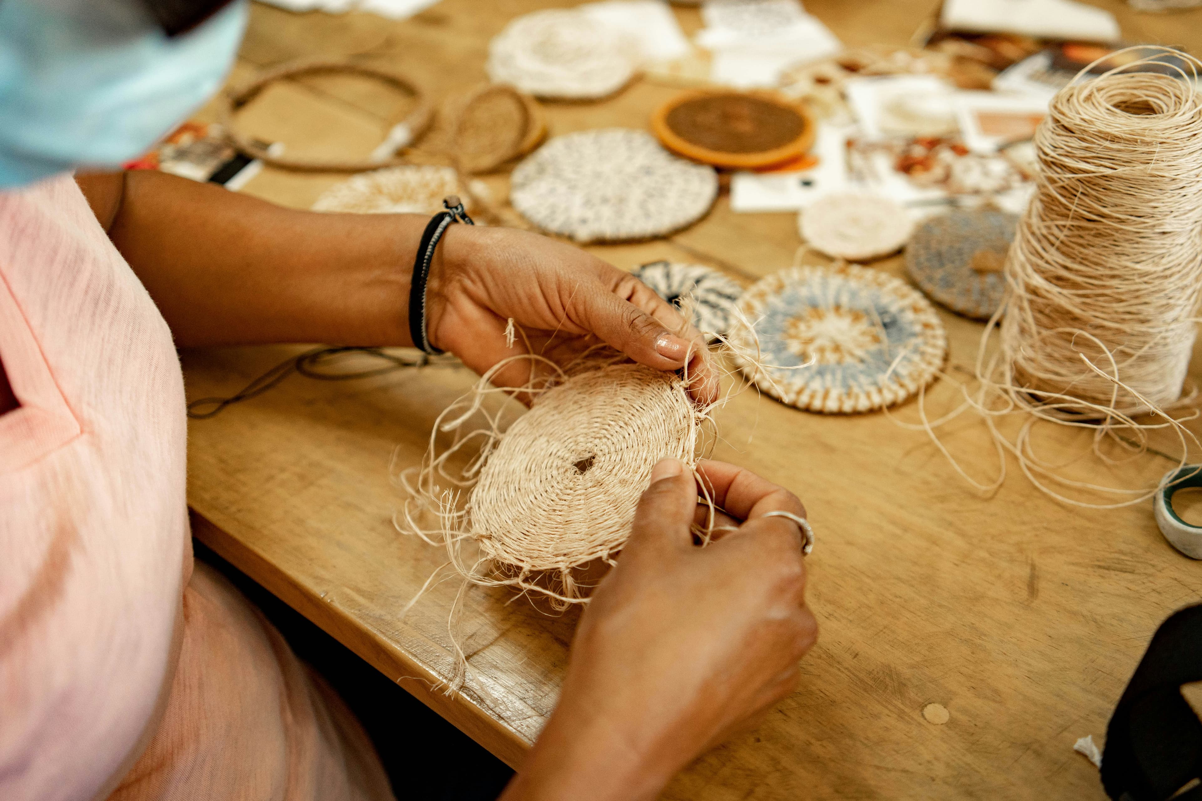 Eine Frau bastelt an einem Kreativprojekt.