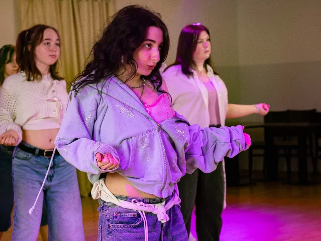 Zwei Sneaker stehen schräg aufgestellt im Studio, passend zum K-Pop-Tanzkurs.