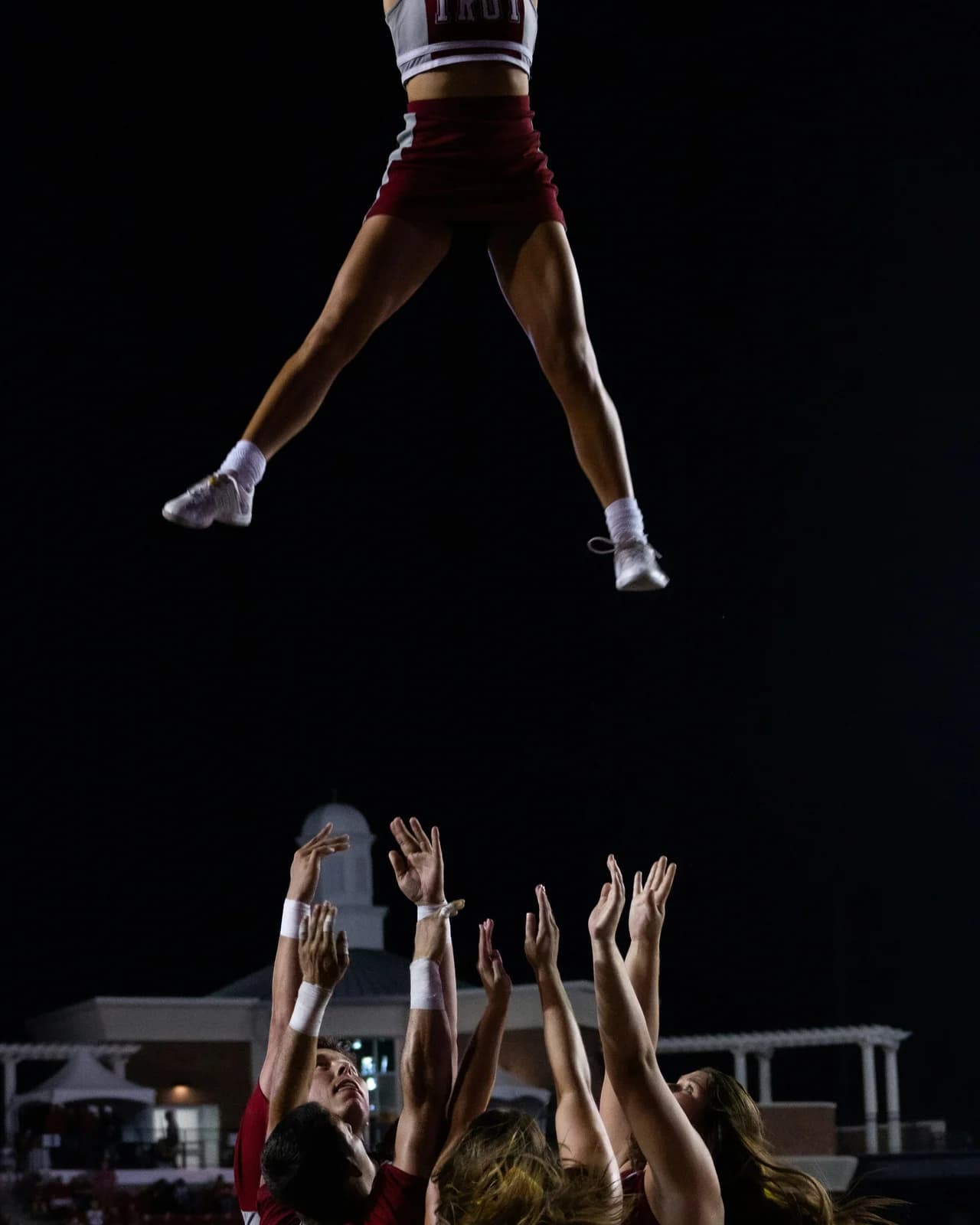 Eine Cheerleading Mannschaft trainiert miteinander.