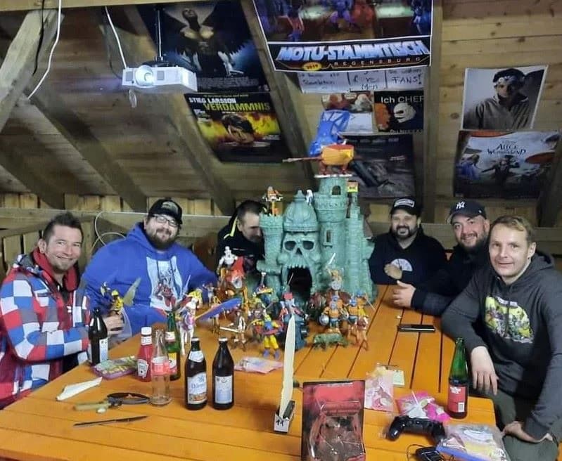 Einige Fans der Masters of the univers Figuren sitzen beim Stammtisch zusammen.