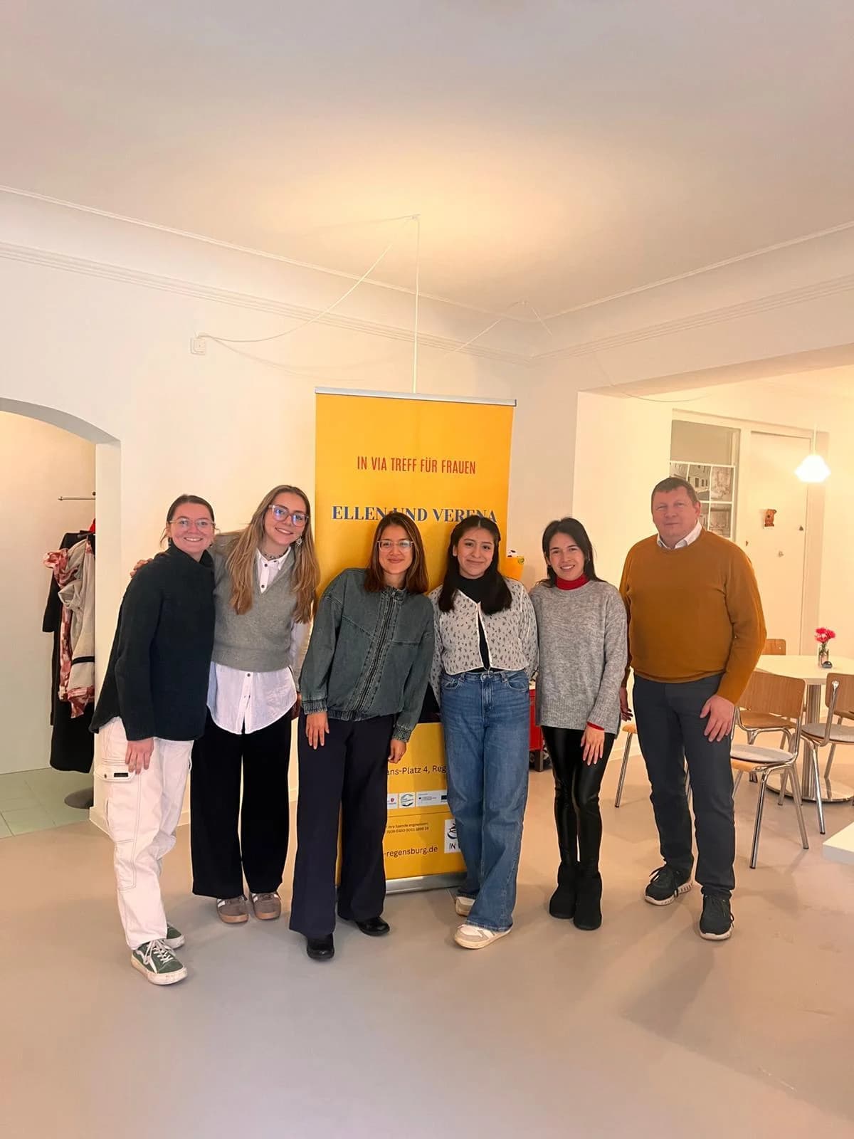 Viele Frauen stehen beim Frauentreff für ein Fotoshooting vor der Kamera.