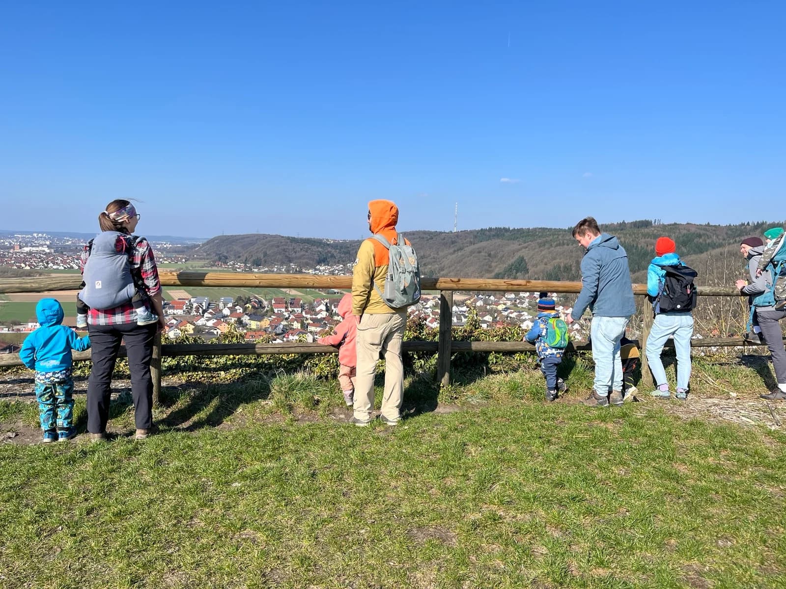 Eine Gruppe Menschen wandert im Wald.