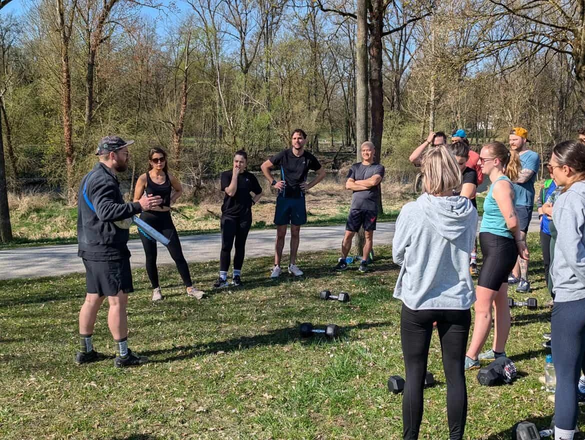 Eine Gruppe Menschen trainiert im Park Outdoor-Fitness.