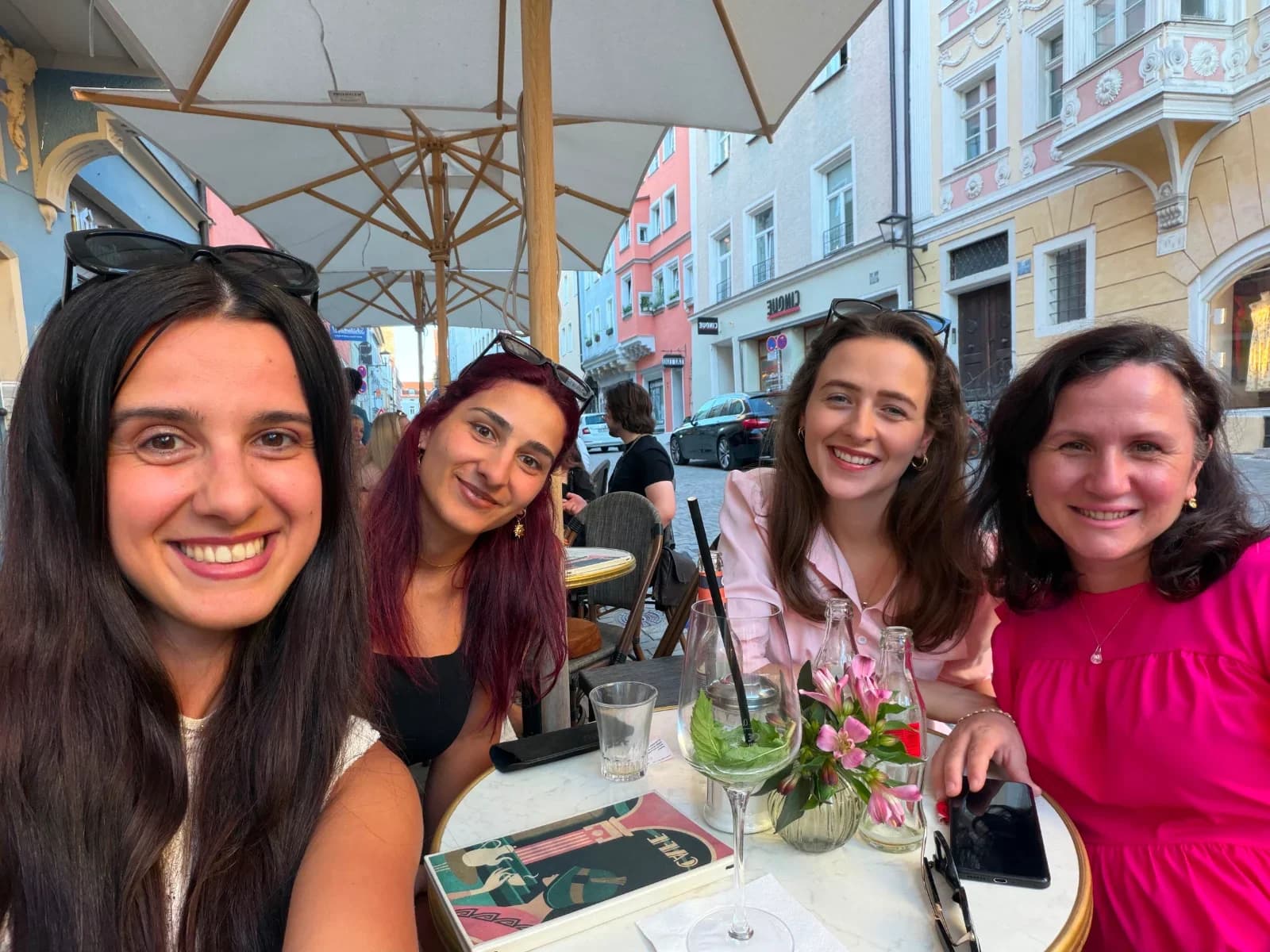 Vier albanische junge Frauen sitzen zusammen im Cafe.