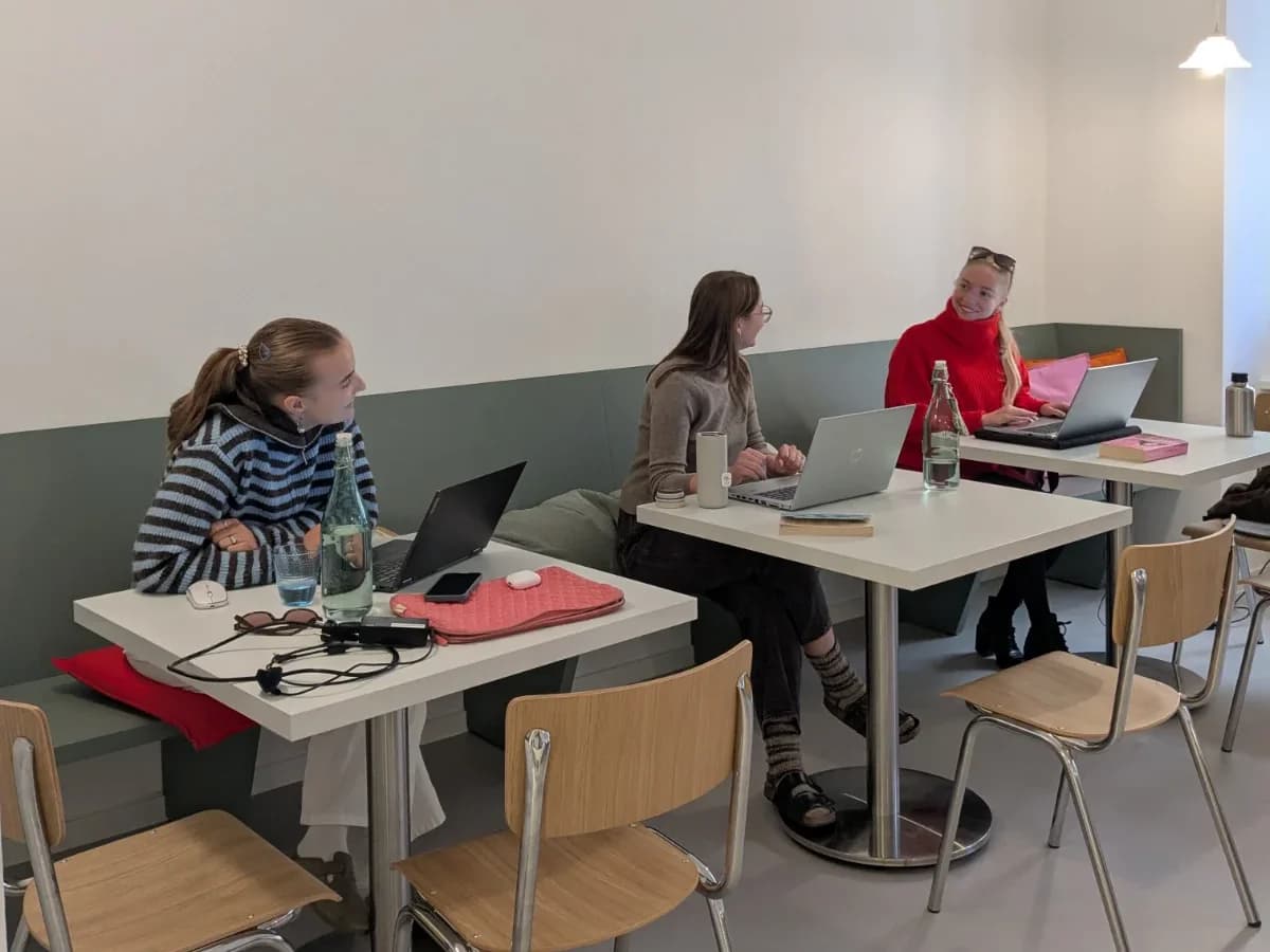 Drei junge Frauen mit ihren Laptops beim Co-Worken in den Räumlichkeiten des Frauentreffs inVia.