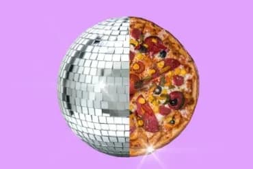 Man sieht eine halbe Diskokugel und eine halbe Pizza.