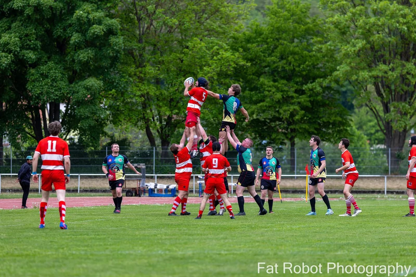 Eine Rugby Mannschaft spielt ein Turnier der Herren.
