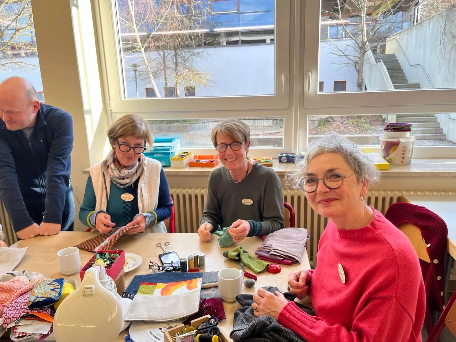 Im Reperaturcafe sitzen Menschen beisammen.