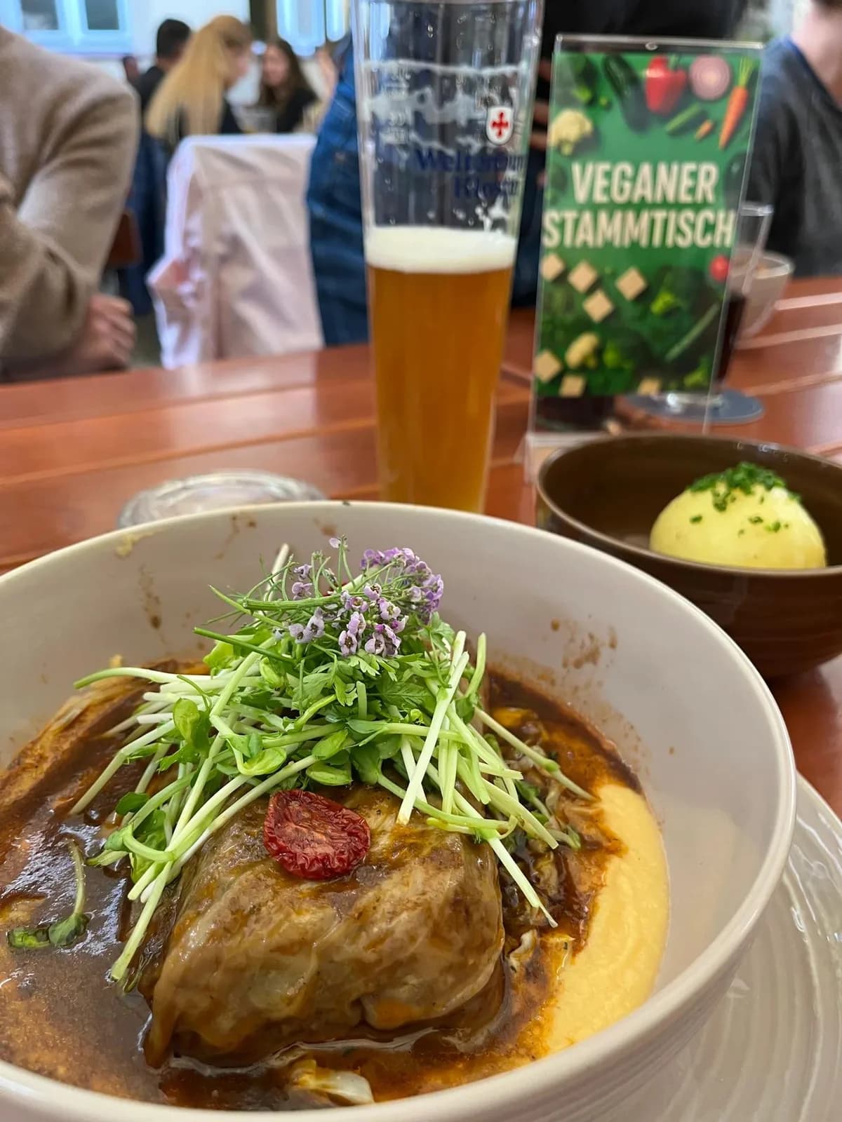 Ein veganes Gericht steht auf einem Restauranttisch beim veganen Stammtisch.