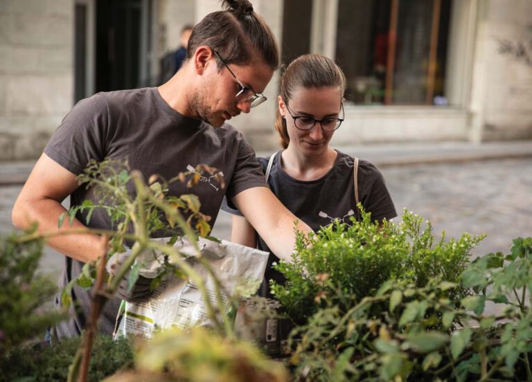 Lukas und seine Freundin vom Transition-Vorstand bei der Gartenarbeit in der Stadt.