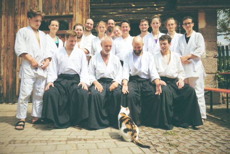 Mitglieder von Wegkunst Aikido auf einem Teambild mit Katze