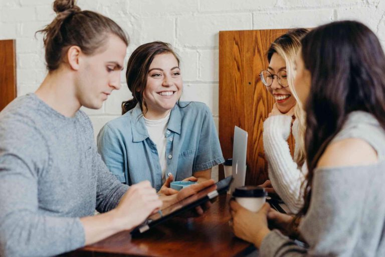 Besucher des Dialogue Café am diskutieren und bestellen in einem Café.