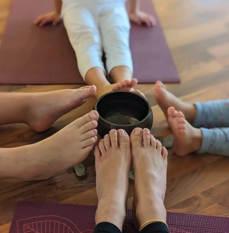 Füße die zu einer Klangschale zeigen beim Yoga in der Schwangerschaft.