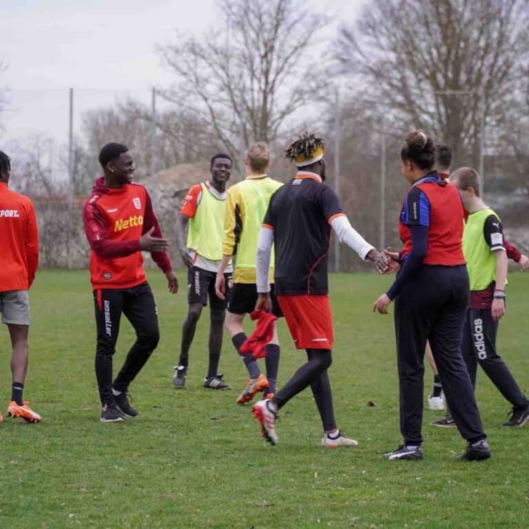 Fussballspieler, die bei Campus Asyl zusammen Fussball trainieren