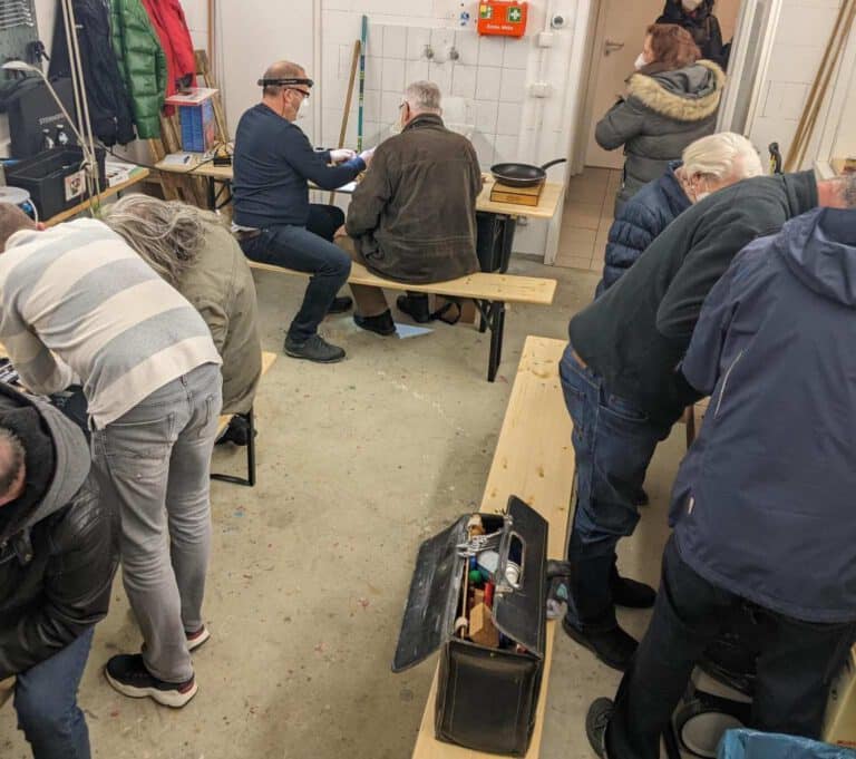 Freiwillige von Lappersdorf repariert bei der Arbeit im Werkraum der Mittelschule von Lappersdorf